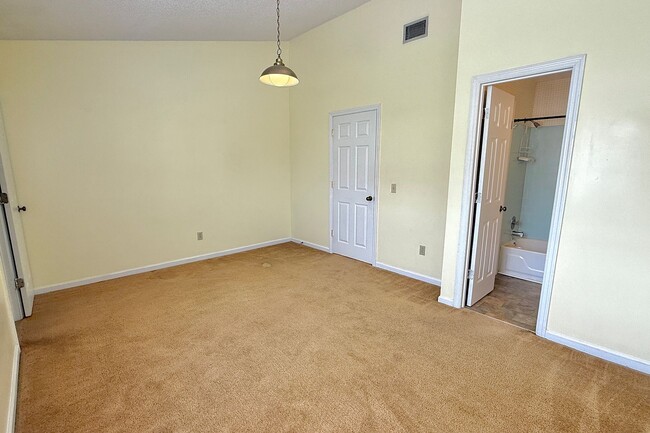 Building Photo - AVAILABLE NOW! (No Pets Preferred)