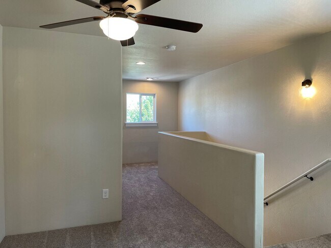 Building Photo - Beautiful Two Story 3 Bedroom 2.5 Bath Tow...