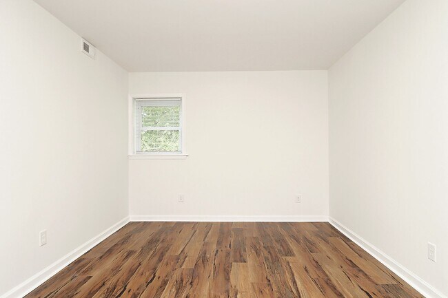 Building Photo - Beautifully Renovated Downtown Basement Ap...