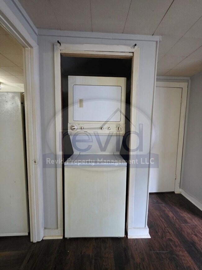 Building Photo - Great 2 Bedroom Apartment in Midtown!