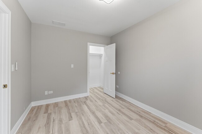 Building Photo - 7428 N Rogers Ave