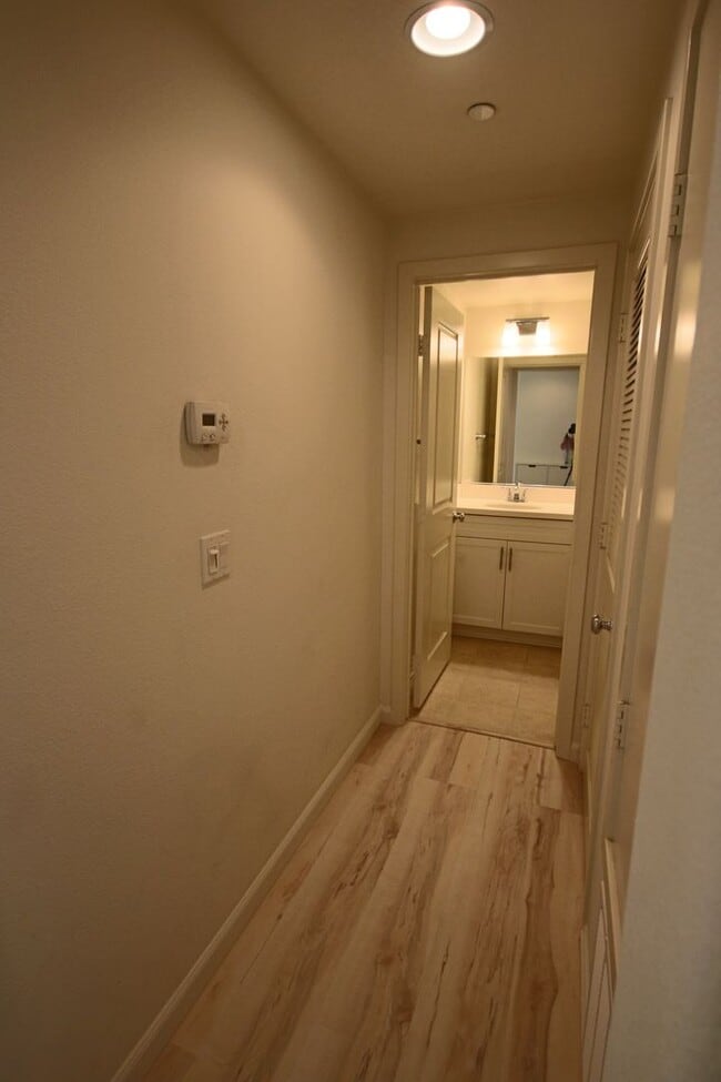 Building Photo - 2 Bedroom/2.5 Bath Townhouse