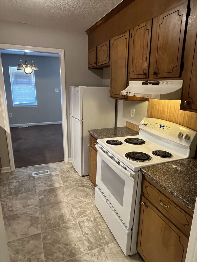 Building Photo - Spacious 2 Bed, 1 Bath Minutes from Uptown