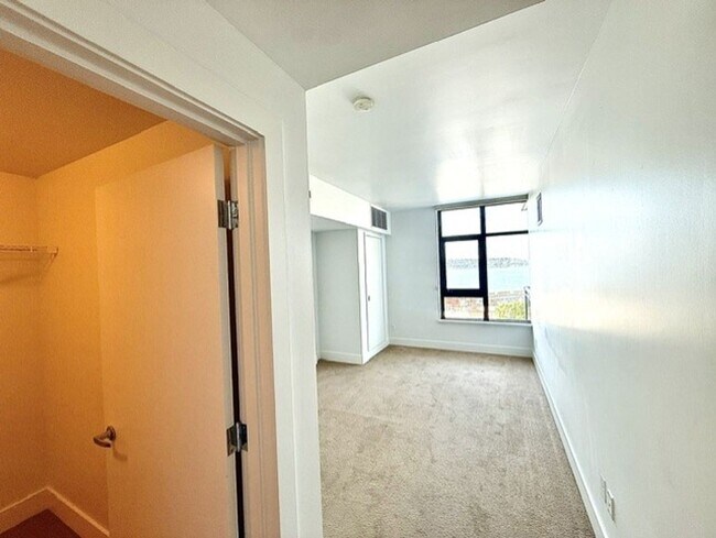 Building Photo - Bright City View Condo For Rent in North Belltown Area