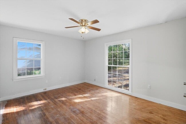 Building Photo - 211 W Lakeview Dr