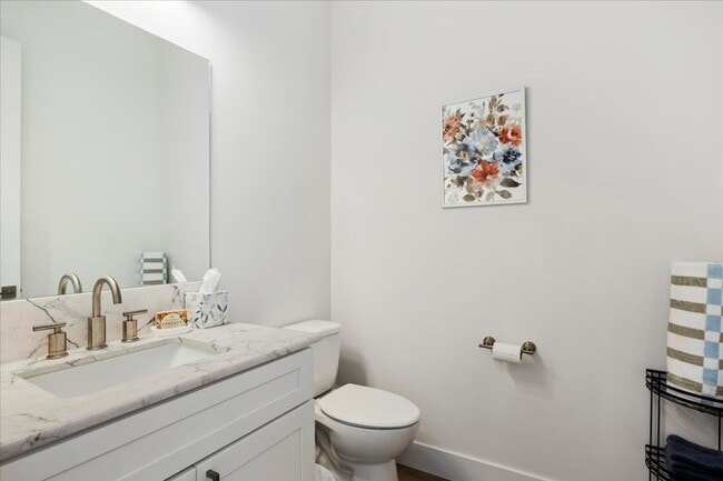 Building Photo - Downtown Townhouse