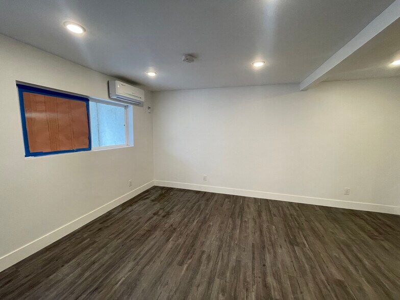 Building Photo - 210 W 57th St