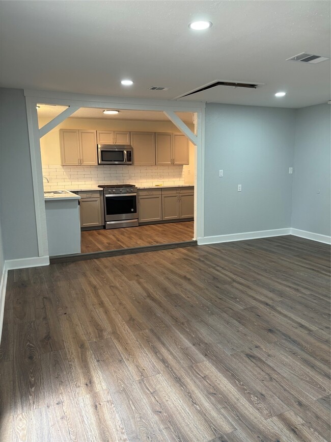 Building Photo - 4115 Tidewater Dr