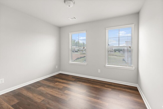 Building Photo - 4 bed / 2.5 bath in Gainesville! Retreat a...