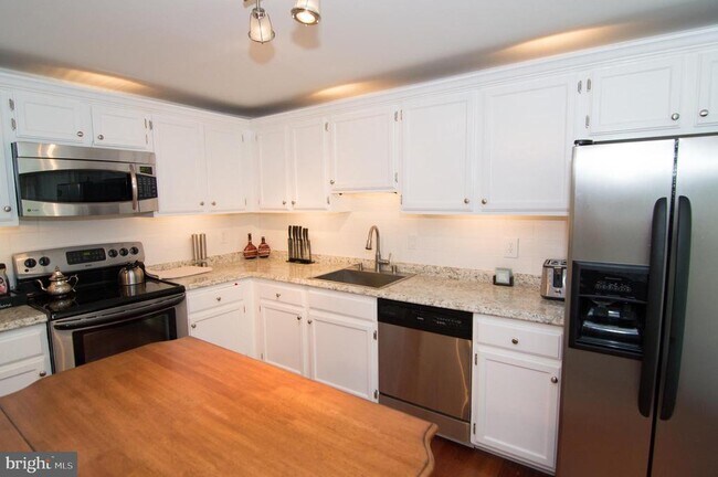 Building Photo - 6618 Birchleigh Way