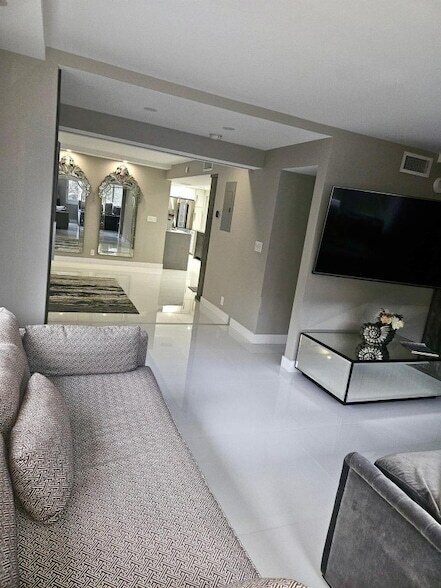 Building Photo - 1151 N Fort Lauderdale Beach Blvd