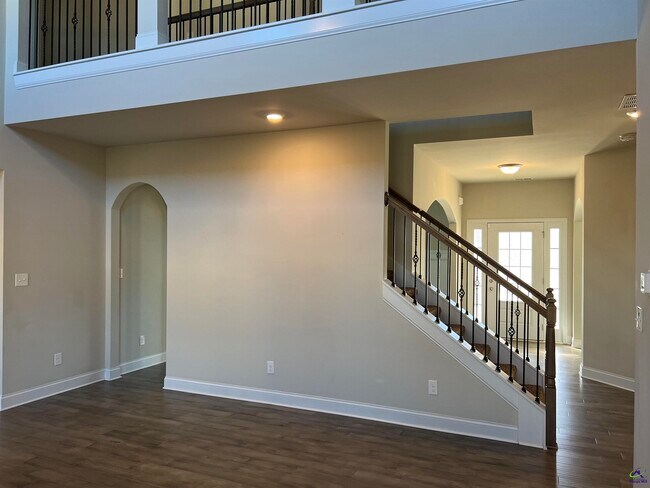 Building Photo - 105 Lacey Oak Ln