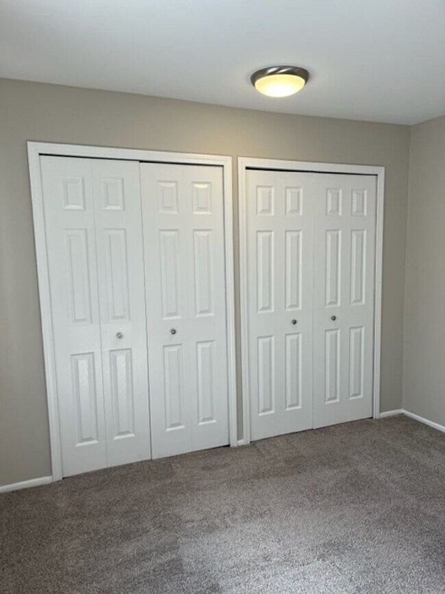 Building Photo - Charming 2 bedroom/1 bathroom apartment ne...