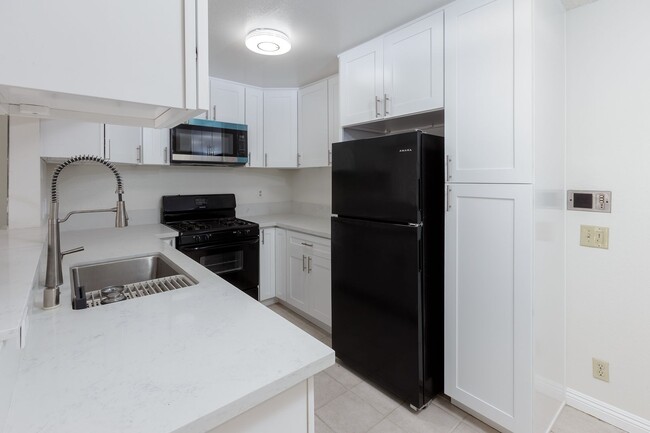 Building Photo - Spacious 2-Bedroom, 2.5-Bath Condo in Cano...