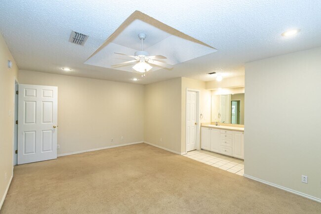 Building Photo - 2 Large Living areas! Approximately 2100 S...