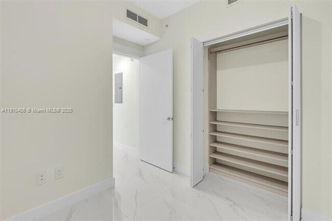 Building Photo - 700 NE 24th St