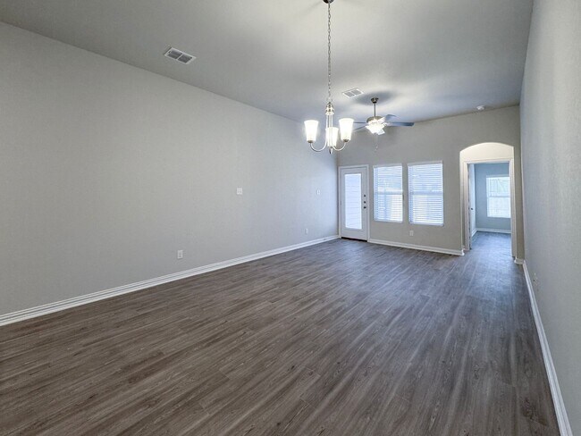 Building Photo - 9306