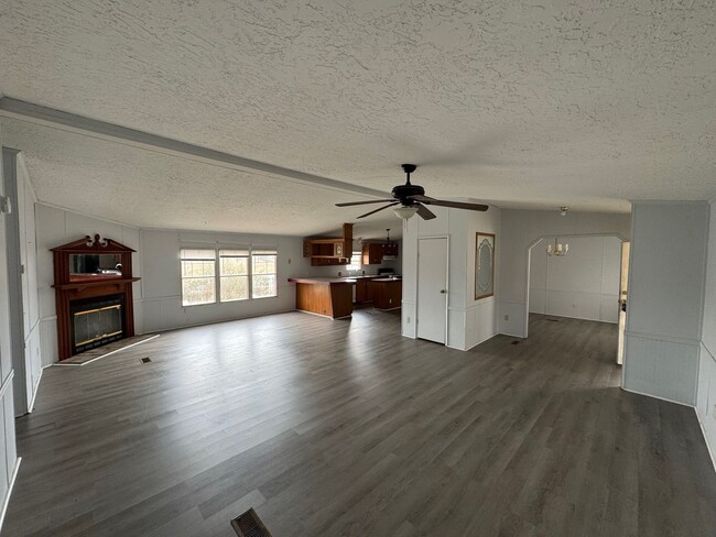 Building Photo - 328 Pine Tree Dr