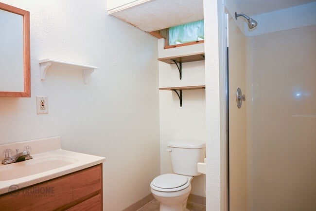 Building Photo - Large 6 Bedroom Home for Rent! Great Location on University!