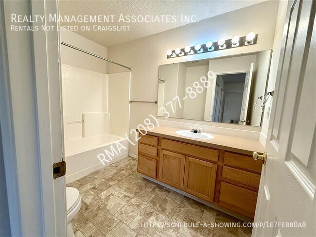 Building Photo - 822 S Chestnut St