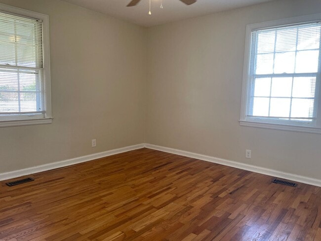 Building Photo - Adorable Donelson Home!