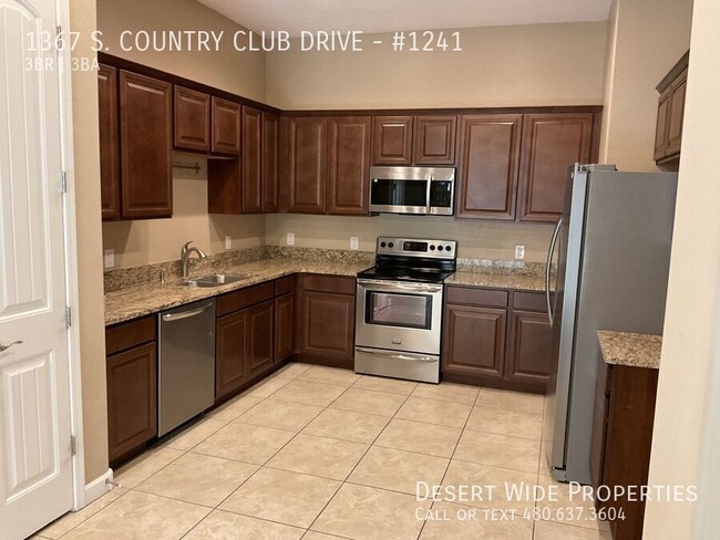 Building Photo - 1367 S Country Club Dr