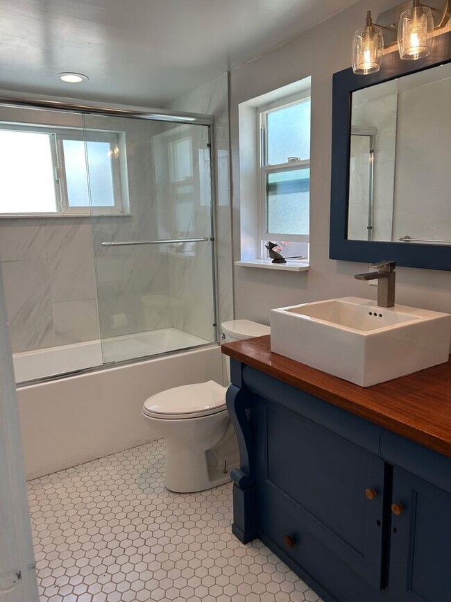 Building Photo - GORGEOUS 2 BED 2 BATH HOME WITH 1 BED 1 BA...
