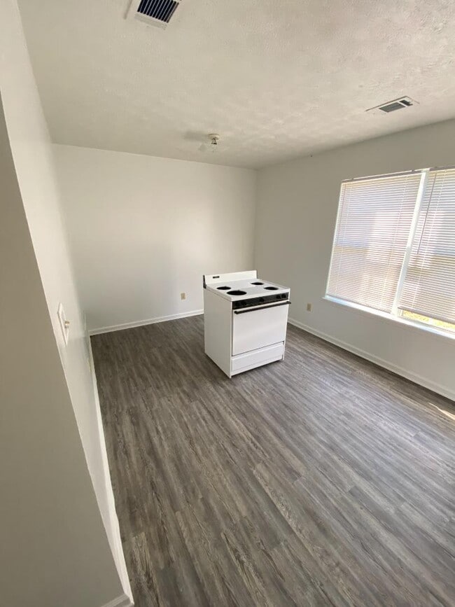 Building Photo - 98 Andrea Dr