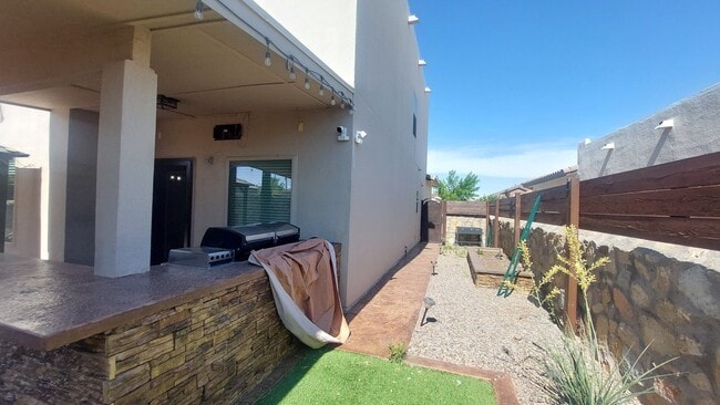 Building Photo - Backyard Oasis!!!  Beautiful 4 bedroom 2.5 bathroom 2 story home on corner lot!