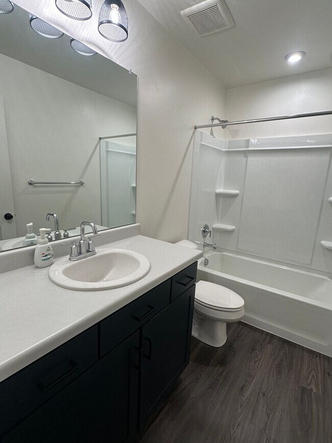 Building Photo - GORGEOUS EAGLE MOUNTAIN TOWNHOME!!!