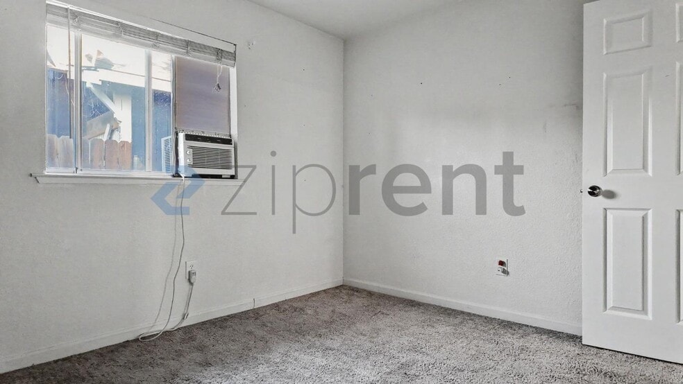 Building Photo - Unit D