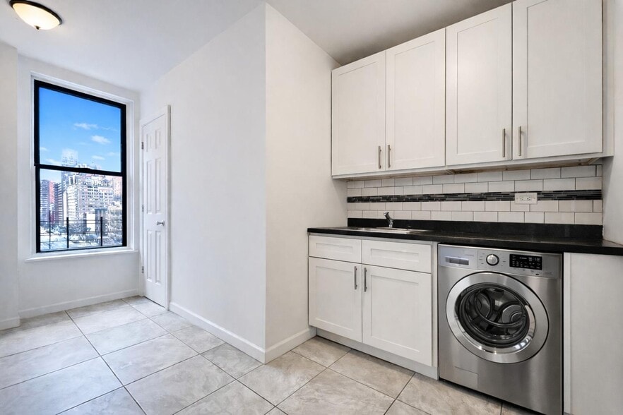 Building Photo - 401 E 68th St