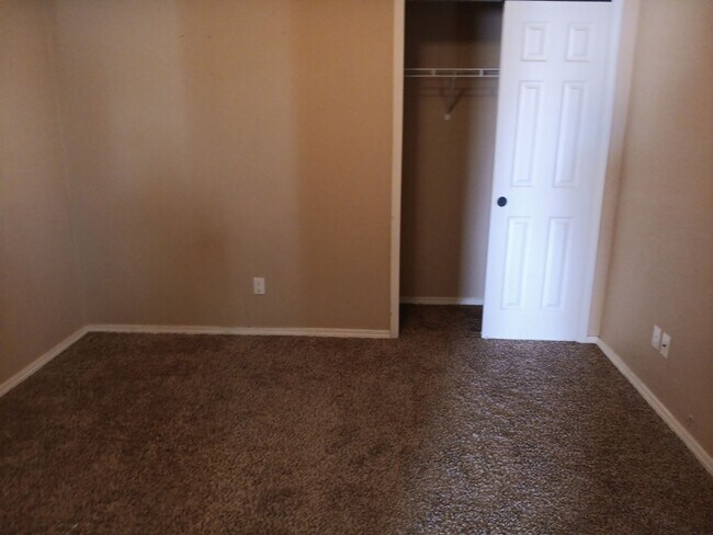 Building Photo - 4 Bedroom, 2 Bathroom! Lovely Home Coming Soon!