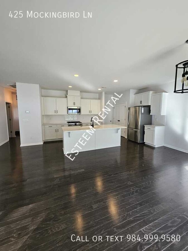 Building Photo - 425 Mockingbird Ln