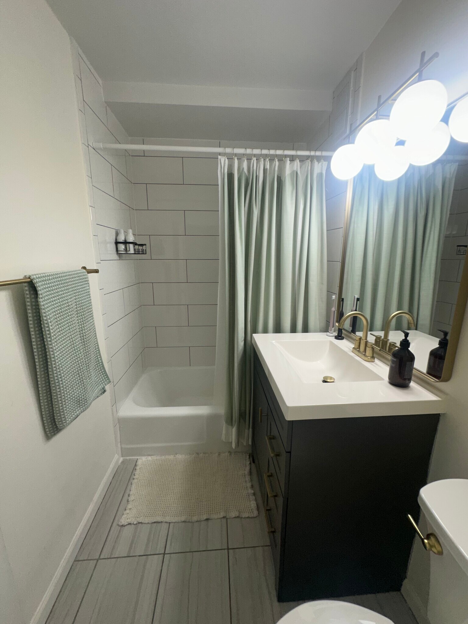 Building Photo - 3410 N Lake Shore Dr