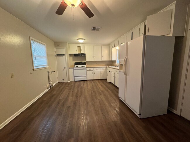 Building Photo - VINYL FLOORS, FENCED YARD 3 Bedroom Near 21st & Yale!