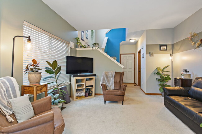 Building Photo - 1661 Cameron Dr