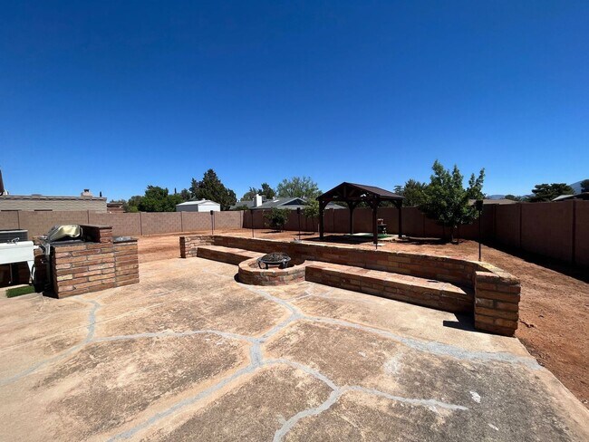 Building Photo - in Sierra Vista All utilities included, fully furnished with short term rental options.