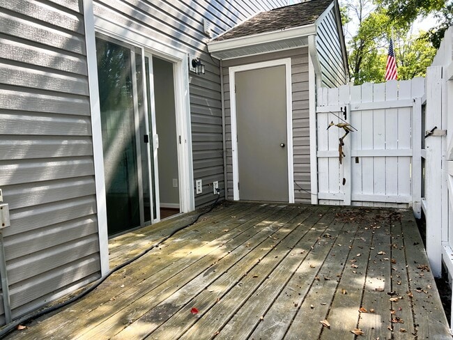 Building Photo - 1705 Willow Creek Ct