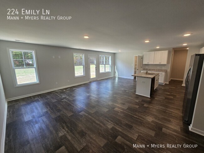 Building Photo - 224 Emily Ln