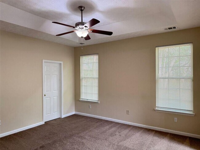 Building Photo - 5736 Lakeside Dr