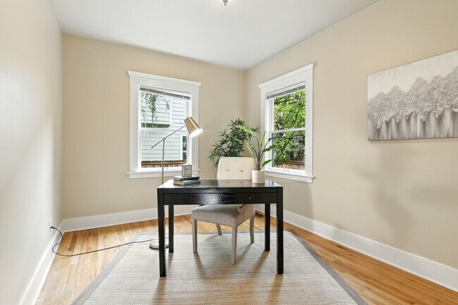 Building Photo - 423 NE 55th Ave