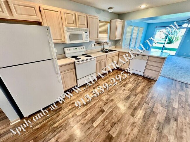 Building Photo - Spacious 3 Bed, 2 Bath, 2 Half Bath Townhome in Lee's Summit-Available NOW!!