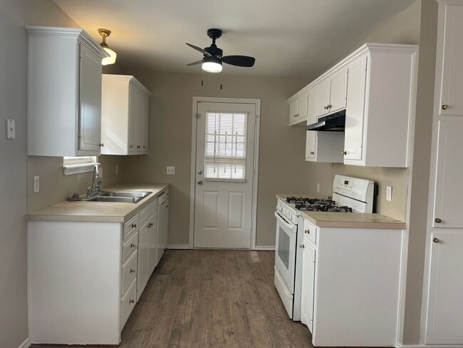 Building Photo - 3 bed 2 bath 5 min. from Texas Tech University
