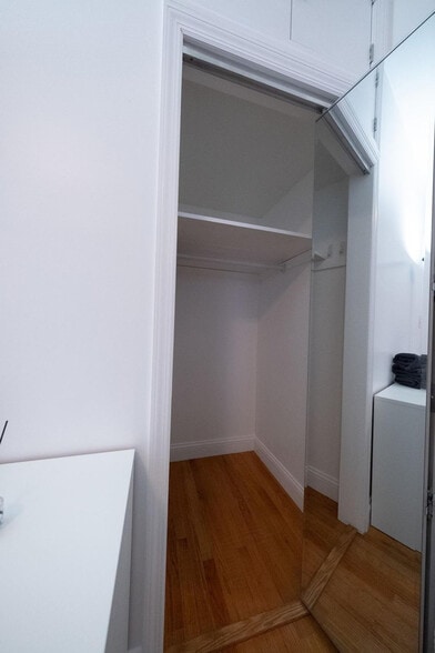 Building Photo - 302 E 104th St