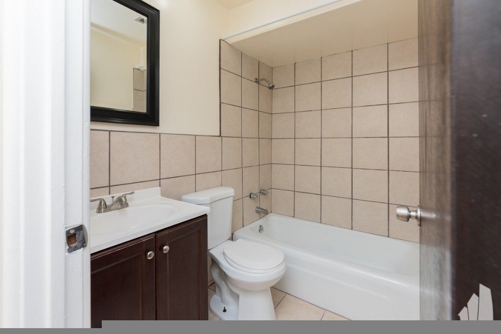 Building Photo - 5820 N Sheridan Rd