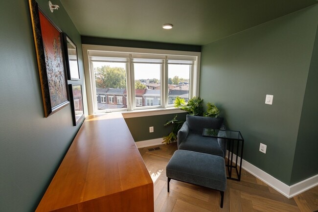 Building Photo - Newer Three Bed-Three Bath Townhouse Condo...