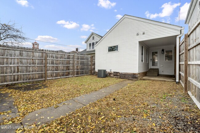 Building Photo - 1112 E Burnett Ave