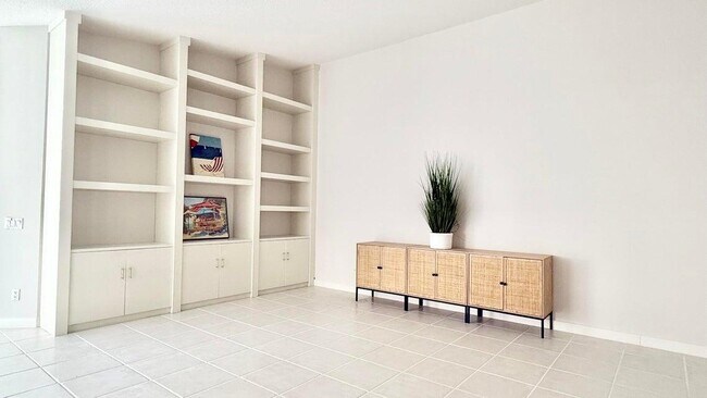 Building Photo - 7701 Pine Island Way