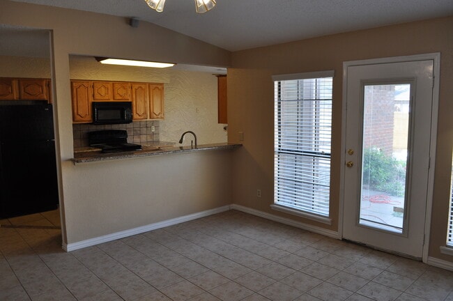 Building Photo - 2906 Kingswood Dr